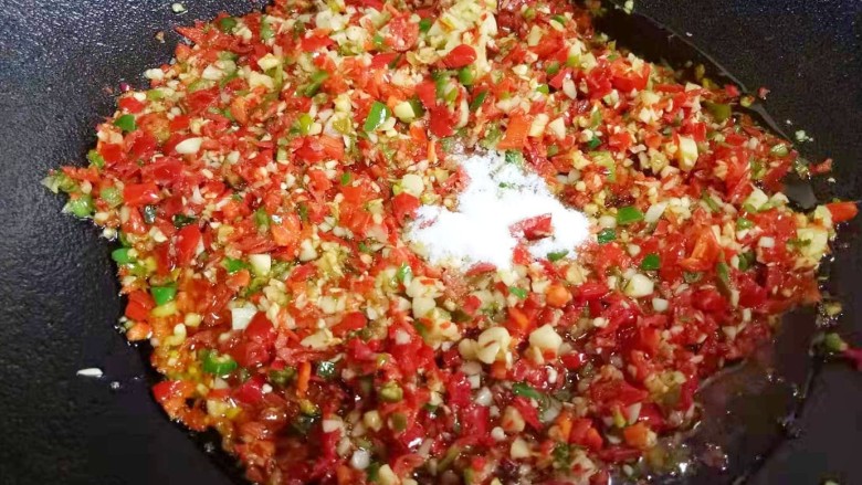 万能秘制辣椒油,加一大勺盐。