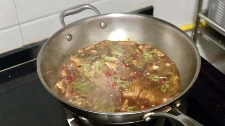 家常鲤鱼炖豆腐➕ 藕花风细鲤鱼肥,收汁的差不多了，加入青椒圈，再煮一两分钟即可出锅