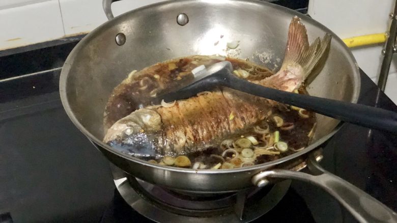 家常鲤鱼炖豆腐➕ 藕花风细鲤鱼肥,加入适量热水，没过鱼身一大半，大火煮开