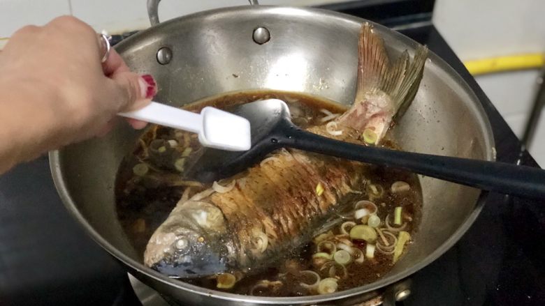 家常鲤鱼炖豆腐➕ 藕花风细鲤鱼肥,尝下咸淡，根据个人口味添加少许食盐，烧鱼味道要咸一点