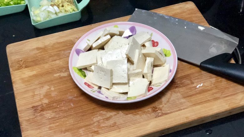家常鲤鱼炖豆腐➕ 藕花风细鲤鱼肥,嫩豆腐切约半公分厚的片，如果怕豆腥味，可以在开水中加入少许食盐，浸泡豆腐10分钟。