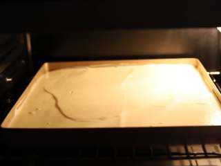 蜜豆蛋糕卷,送入预热好的烤箱，165度，上下火，烘烤约30分钟。