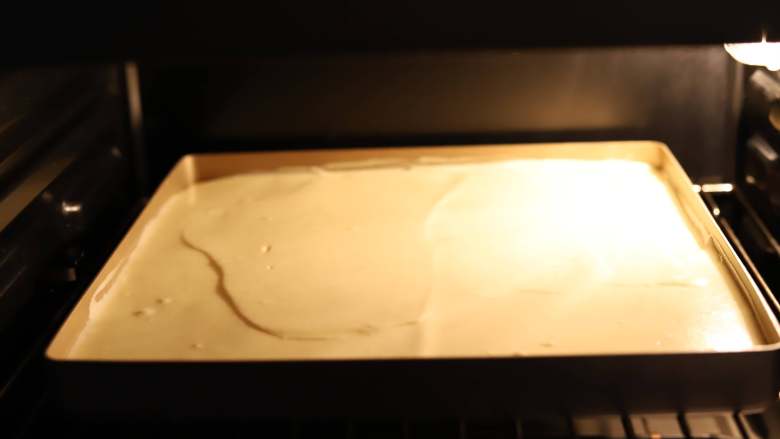 蜜豆蛋糕卷,送入预热好的烤箱，165度，上下火，烘烤约30分钟。