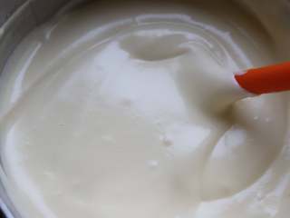 蜜豆蛋糕卷,最后把面糊倒入剩余的三分之一蛋白霜里，用刮刀上下翻拌均匀，最后得到的蛋糊细腻均匀，没有蛋白霜块，没有大气泡。