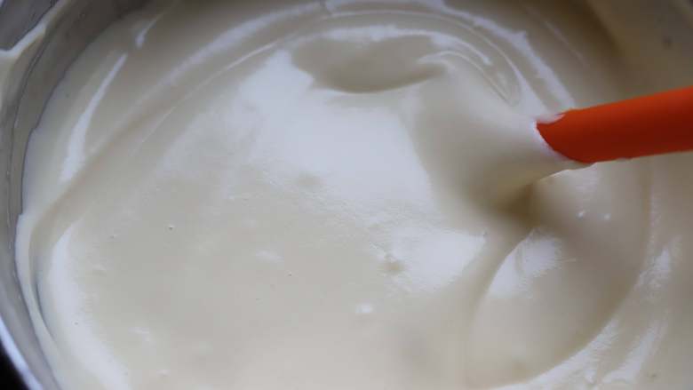 蜜豆蛋糕卷,最后把面糊倒入剩余的三分之一蛋白霜里，用刮刀上下翻拌均匀，最后得到的蛋糊细腻均匀，没有蛋白霜块，没有大气泡。