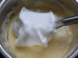 蜜豆蛋糕卷,然后再取三分之一蛋白霜，加入到混合好的面糊里，用同样的方法混合翻拌均匀。