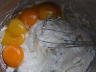 蜜豆蛋糕卷,将蛋清和蛋黄分离，我用的鸡蛋每个大约有60克，多一点少一点没有关系，别差别太大就行，将蛋黄加入到面糊中。