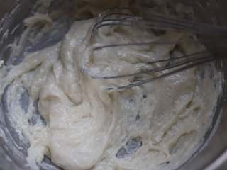 蜜豆蛋糕卷,用打蛋器将面粉与牛奶玉米油溶液混合均匀，这时的面糊会比较粘稠。