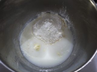 手撕面包,将黄油以外的所有材料放入搅拌桶中。