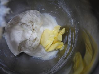 手撕面包,把面团搅拌成能拉出较厚的膜，加入软化的黄油。先低速搅拌至黄油被面团吸收，在转高速搅拌至面团能拉出薄膜。