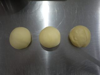 手撕面包,把面团分割成3等份，滚圆。