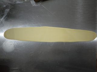 手撕面包,然后直接把面团擀成40厘米长。