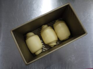 手撕面包,把卷好的面团放入模具中，在温度35度下进行发酵。