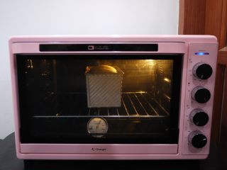 手撕面包,烤箱预热，上下火180度，烘烤35分钟。