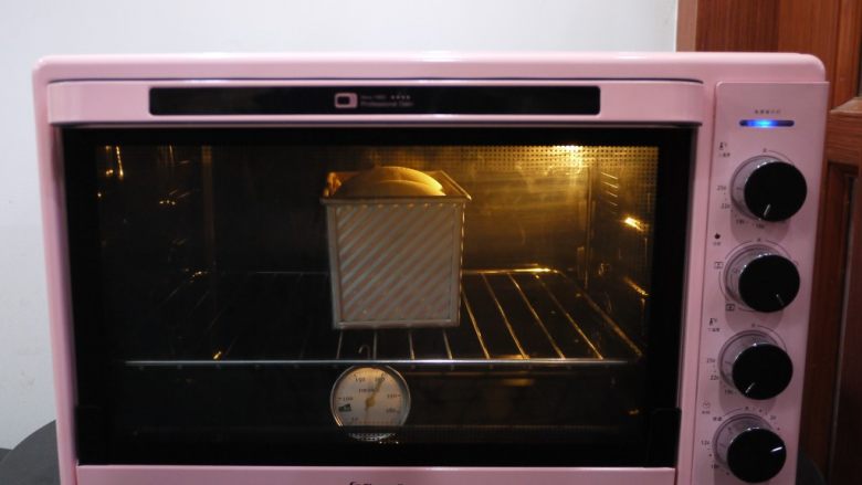 手撕面包,烤箱预热，上下火180度，烘烤35分钟。