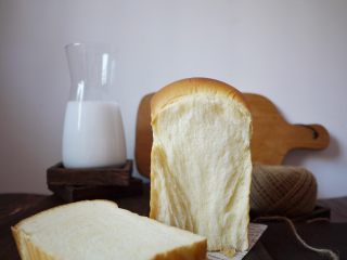 手撕面包,取出后晾凉，切片就可以吃了。