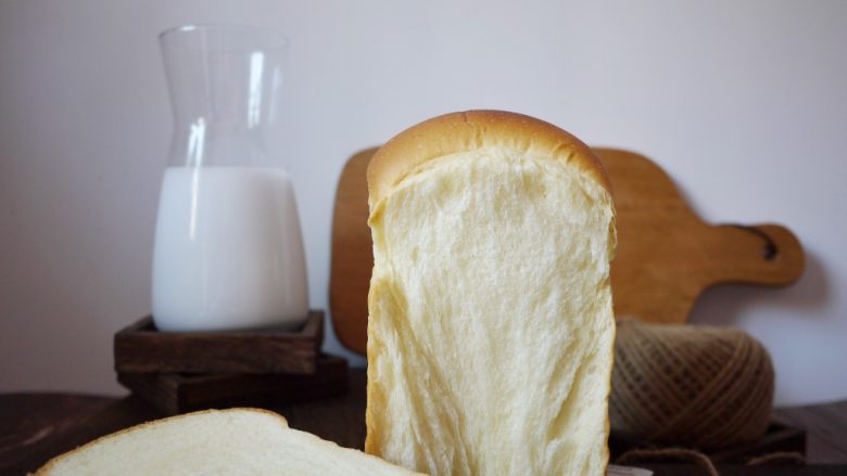 手撕面包,取出后晾凉，切片就可以吃了。