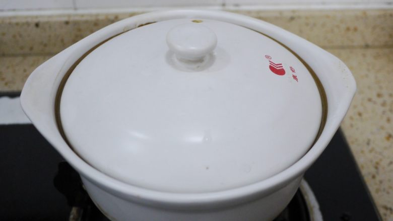 腊味煲仔饭,把大米饭进砂锅里，倒入适量的水用中火加热。