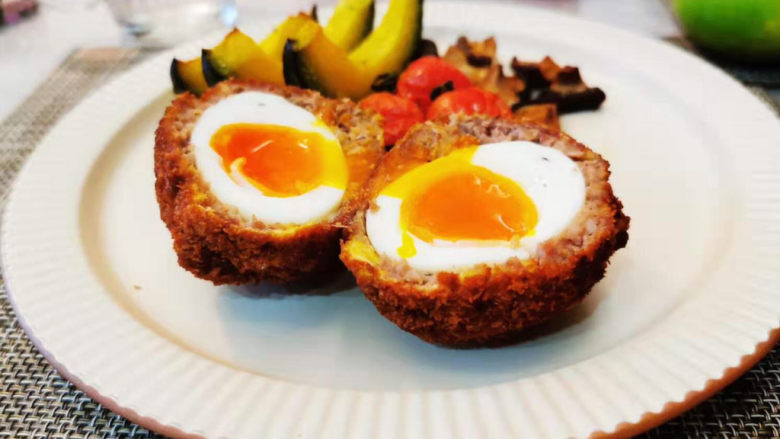 苏格兰炸鸡蛋-鸡蛋的花式吃法,搭配烤南瓜，西红柿和香菇，妥妥的营养早餐