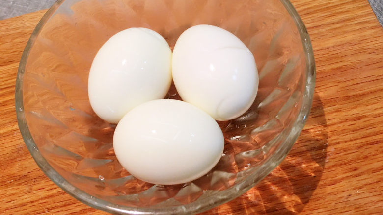 苏格兰炸鸡蛋-鸡蛋的花式吃法,水开加鸡蛋中火煮5-8分钟捞出过凉水，这样出来的刚好是溏心蛋效果。