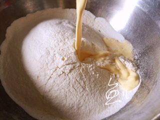 杂粮煎饼,小米浆倒入面粉盆中
