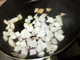 大块牛肉罗宋汤,煎过牛肉锅里直接下洋葱翻炒出香味