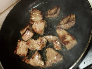大块牛肉罗宋汤,锅里加植物油，下牛肉煎制两面上色，出锅前加黄油增香。