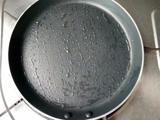 杂粮煎饼,平底锅刷一层薄油，预热一下。