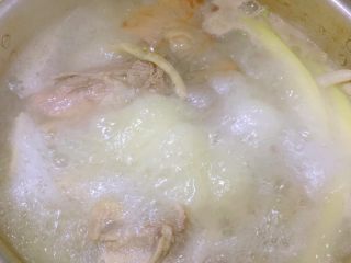 羊肉汤,保持大火煮肉，这样可以让汤汁变白