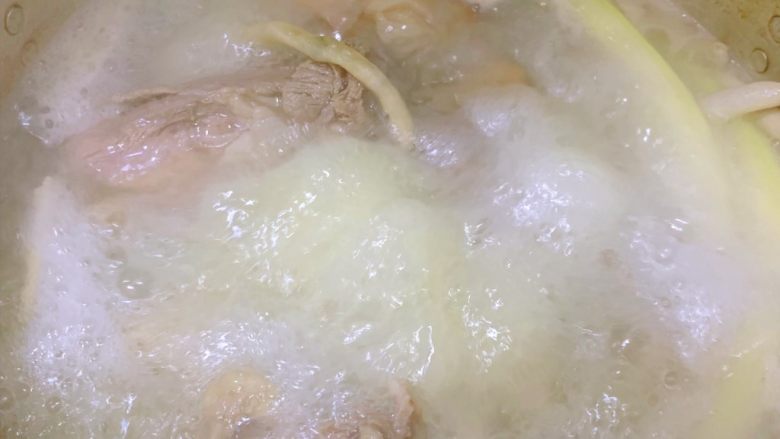 羊肉汤,保持大火煮肉，这样可以让汤汁变白