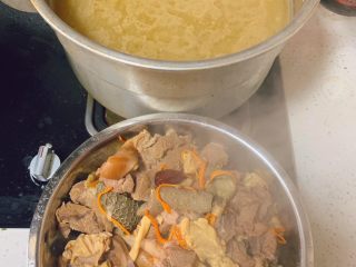 羊肉汤,炖煮2小时后捞出羊肉