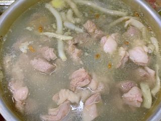羊肉汤,羊肉焯水后捞出洗净，另起汤锅烧开水后倒入羊肉，几片姜片和葱段