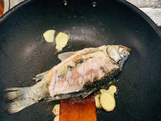 羊肉汤,煎到鱼肉微微变色后加入半锅水，全程大火煮鱼