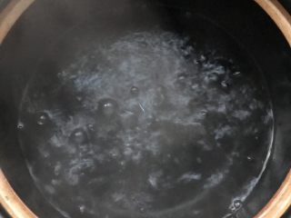 节瓜肥牛汤,准备一锅开水备用。