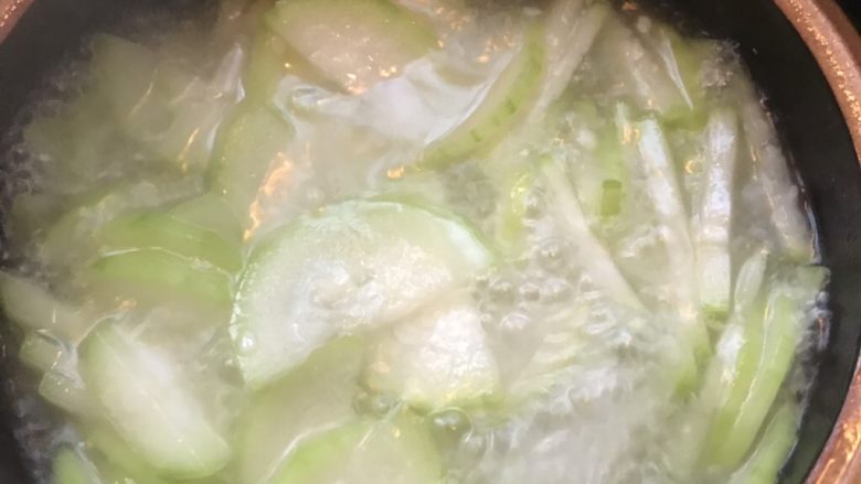 节瓜肥牛汤,沸腾后焖煮3-4分钟。