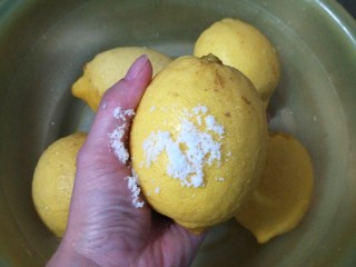 川贝冰糖柠檬膏,柠檬用盐搓洗表皮