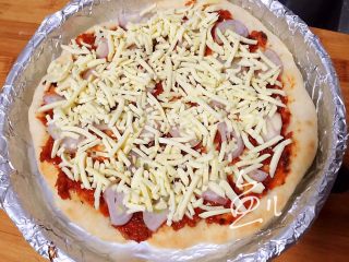 水果披萨,放马苏里拉奶酪碎