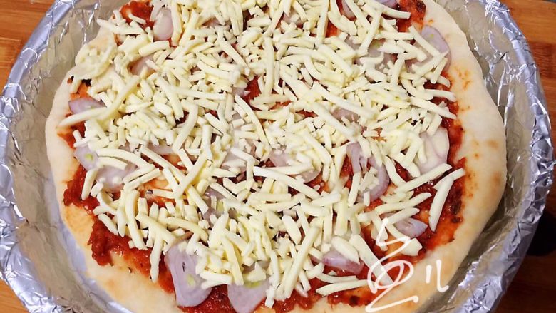 水果披萨,放马苏里拉奶酪碎