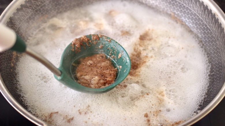 腐乳啤酒鸭,大火煮沸后，撇去表面浮末，把鸭块煮5分钟左右，捞出过冷水后沥干。