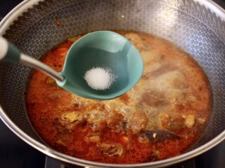 腐乳啤酒鸭,大火烧开后，炖煮至汤汁浓稠的时候，根据个人口味加入适量的盐调味。