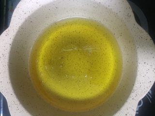 家庭版黑椒鸡米花,锅中倒入300毫升花生油（根据锅的深浅调整用油量）