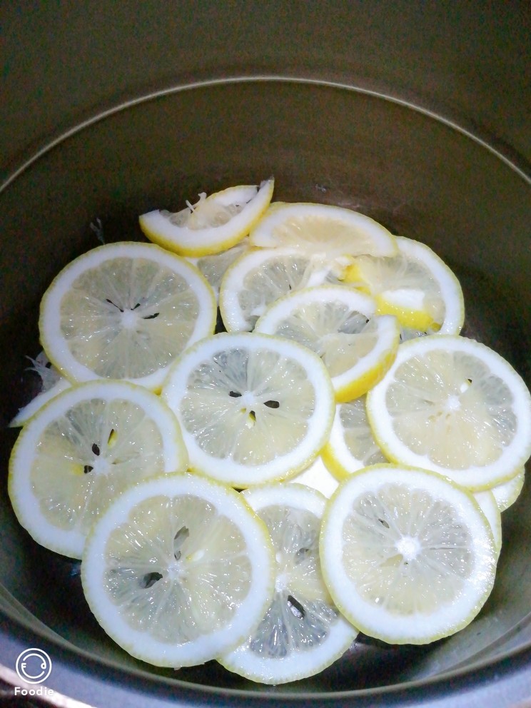 川贝冰糖柠檬膏,放入电饭锅，一层柠檬