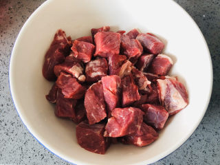 红烧牛肉这样做，好吃到停不下来！,牛肉买回来洗干净切块，可以稍微切大点，绰水后会收缩。