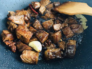 红烧牛肉这样做，好吃到停不下来！,翻炒均匀，使每块牛肉都裹上酱汁。