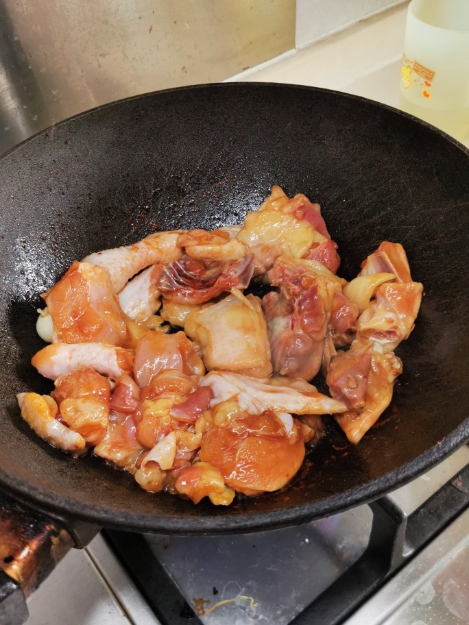 黄金小鲍鱼炆鸡（配靓汤套餐版）,锅大火烧热落油，爆香姜蒜，放鸡下去。