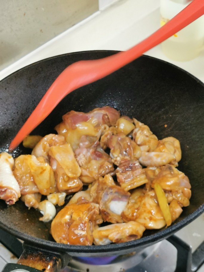 黄金小鲍鱼炆鸡（配靓汤套餐版）,铺平均匀受热，一面煎2分钟，反面煎2分钟。