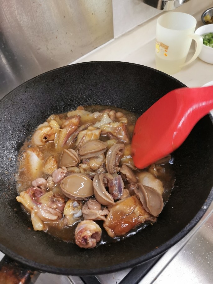 黄金小鲍鱼炆鸡（配靓汤套餐版）,放入鲍鱼，加水一碗（之前泡鲍鱼的水可以用上）。