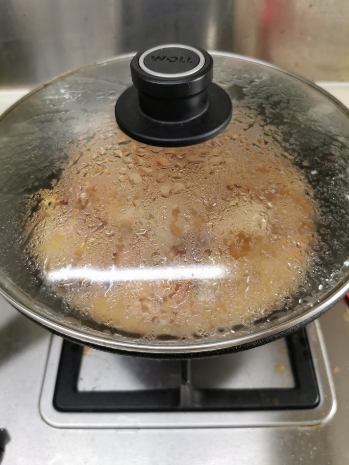 黄金小鲍鱼炆鸡（配靓汤套餐版）,加盖炆煮15分钟左右。