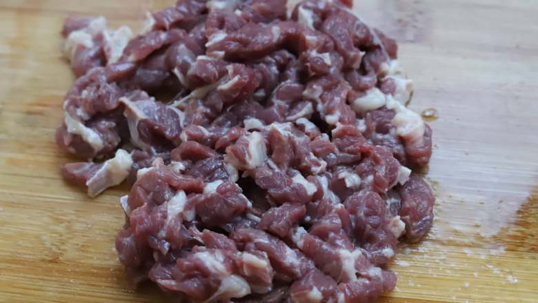 香辣小炒牛肉,逆着牛肉的纹理，将牛肉切成大约三四毫米粗细的条状，逆着牛肉的纹理去切牛肉，炒好以后才不会塞牙。