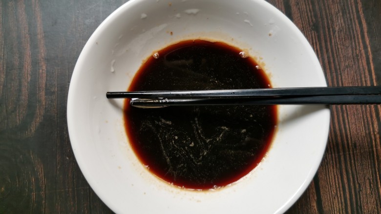 红糖开花馒头（只加酵母粉版）,用筷子把红糖搅拌化开（如果水比较烫的话，就需要冷一下，不然待会和面会把酵母烫死）。
